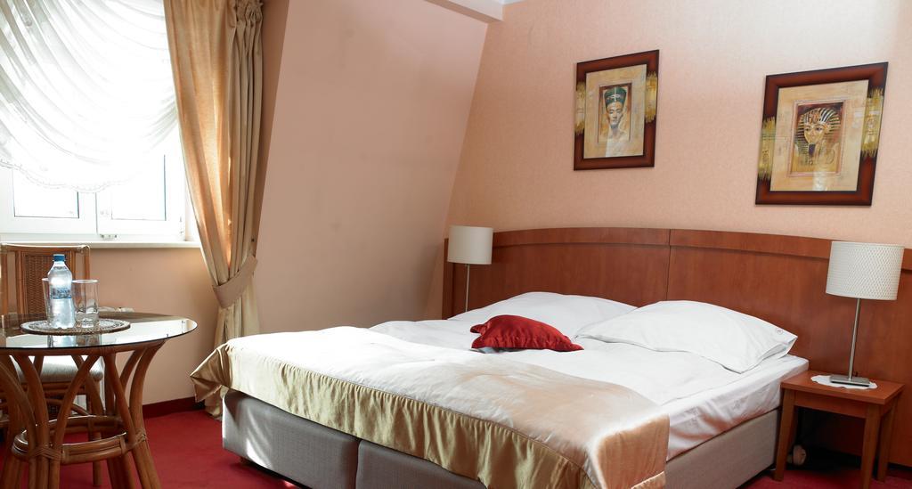 Hotel Atrium Nowy Tomyśl Quarto foto